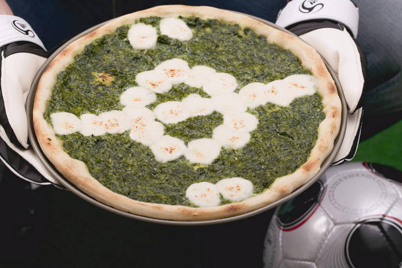 奶酪,西方人,手,一个人,站,捧,横图,俯视,室内,特写,白天,烹饪,西餐,安全,橄榄球,餐桌,桌子,菠菜,蔬菜,欧洲,欧洲人,双手,仅一个年轻女性,仅一个女性,仅一个人,阴影,服装,新鲜,反射,影子,干酪,起司,料理,食品,披萨,匹萨,防护,芝士,营养,隔热手套,微波炉手套,休闲装,菜肴,美食,食物,两个,衣服,手套,快餐,站着,休闲,手部,休闲服,乳酪,西式,服饰,佳肴,有机食品,绿色食品,餐台,保护,乳制品,比萨,发酵,西式快餐,垃圾食品,意大利薄饼,厨房手套,隔热,马苏里拉,马苏里拉奶酪,马祖里拉,莫扎雷拉,莫兹瑞拉,莫扎里拉,年轻女性,女人,女性,白种人,鹦鹉菜,鼠根菜,角菜,红嘴绿鹦哥,赤根菜,菠薐菜,波斯草,端,端着,捧着,手捧,站立,半身,彩图,高角度拍摄