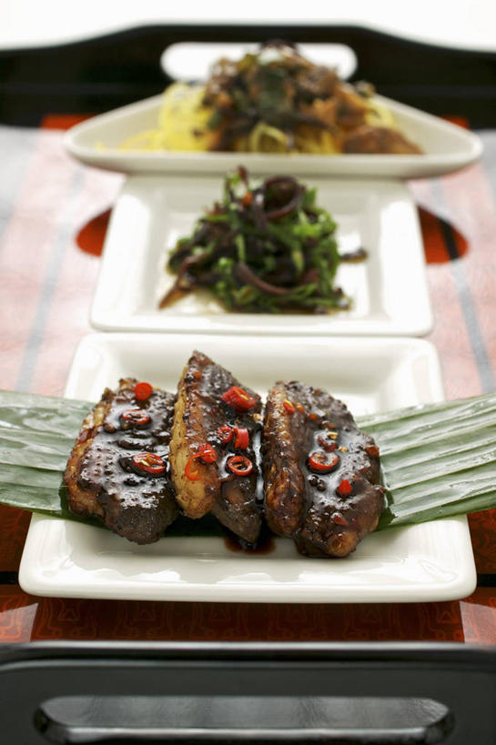 无人,竖图,俯视,室内,特写,白天,烹饪,西餐,餐桌,桌子,蔬菜,洋葱,餐具,一排,阴影,新鲜,整齐,反射,碟子,盘,影子,菌菇,蘑菇,肉,料理,食品,坚果,果实,菌类,鸭肉,菜肴,美食,肉类,食物,排列,三个,白色,盘子,碟,干果,食用菌,西式,摄影,佳肴,有机食品,绿色食品,影棚,餐台,队列,玉葱,肉食,圆葱,洋葱头,球葱,葱头,彩图,高角度拍摄,影棚拍摄,拍摄