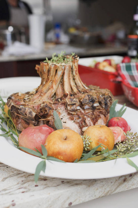 无人,竖图,俯视,室内,特写,白天,烹饪,西餐,餐桌,桌子,苹果,餐具,水果,阴影,朦胧,模糊,新鲜,反射,布料,碟子,盘,影子,调味,肉,生食,香料,佐料,料理,食品,果实,布纹,菜肴,美食,肉类,桌布,食物,白色,盘子,餐巾,碟,台布,西式,佳肴,有机食品,绿色食品,餐台,配料,肉食,作料,彩图,高角度拍摄