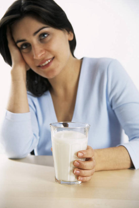 牛奶,西方人,一个人,坐,笑,微笑,露齿笑,竖图,室内,白天,正面,餐桌,桌子,杯子,欧洲,欧洲人,仅一个年轻女性,仅一个女性,仅一个人,撑,阴影,服装,反射,影子,饮品,一杯,营养,注视,休闲装,玻璃制品,饮料,一个,衣服,水杯,观察,看,休闲,休闲服,摄影,服饰,影棚,单个,餐台,观看,察看,乳制品,撑着,奶,牛乳,关注,安神,年轻女性,女人,女性,白种人,玻璃杯,坐着,半身,彩图,影棚拍摄,拍摄