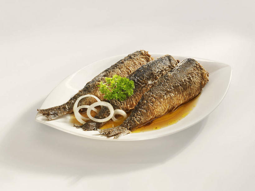 海鲜,无人,横图,俯视,室内,特写,白天,白色背景,餐桌,桌子,蔬菜,洋葱,餐具,一排,阴影,新鲜,整齐,装饰,反射,鱼,碟子,盘,影子,花菜,花椰菜,西兰花,食品,水产,鱼类,海洋生物,食物,排列,白色,盘子,碟,摄影,有机食品,绿色食品,影棚,三条,餐台,华丽,修饰,椰菜花,鲱鱼,点缀,队列,玉葱,水生动物,海产品,水生物,海底动物,衬托,美观,雅致,雅观,甘蓝花,圆葱,洋葱头,球葱,葱头,彩图,高角度拍摄,影棚拍摄,拍摄