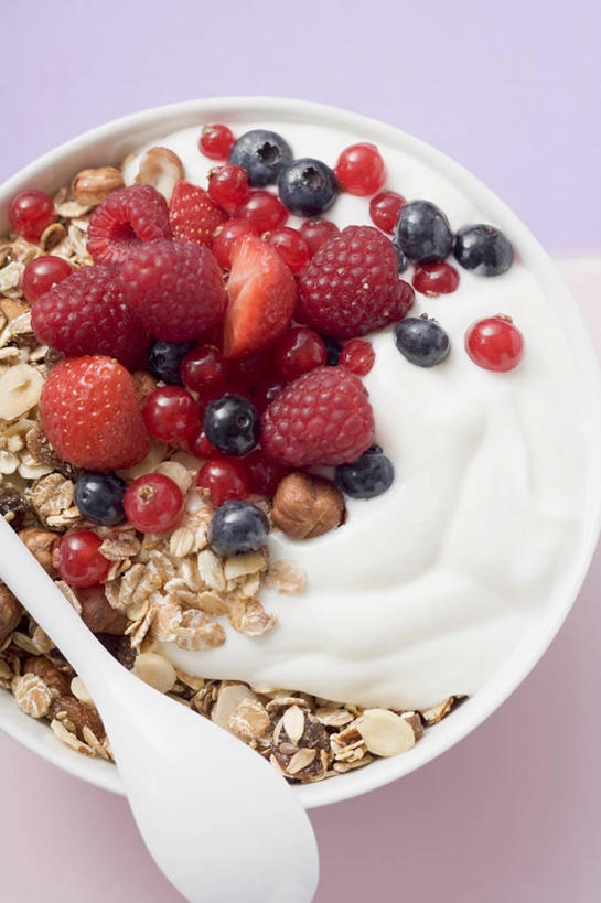 牛奶,无人,竖图,俯视,室内,特写,白天,早餐,餐桌,桌子,浆果,水果,一堆,阴影,堆叠,堆积,粉色背景,新鲜,反射,影子,勺子,陶瓷,灯笼果,桑葚,谷物,生食,食品,果实,陶瓷制品,饮品,营养,酸奶,美食,饮食,食物,饮料,一个,白色,容器,调羹,汤匙,碗,覆盆子,保健,摄影,有机食品,绿色食品,影棚,单个,餐台,储藏,堆,麦片,乳制品,奶,储存,发酵,红醋栗,优格,优酪乳,醋栗,彩图,高角度拍摄,影棚拍摄,拍摄,贮存