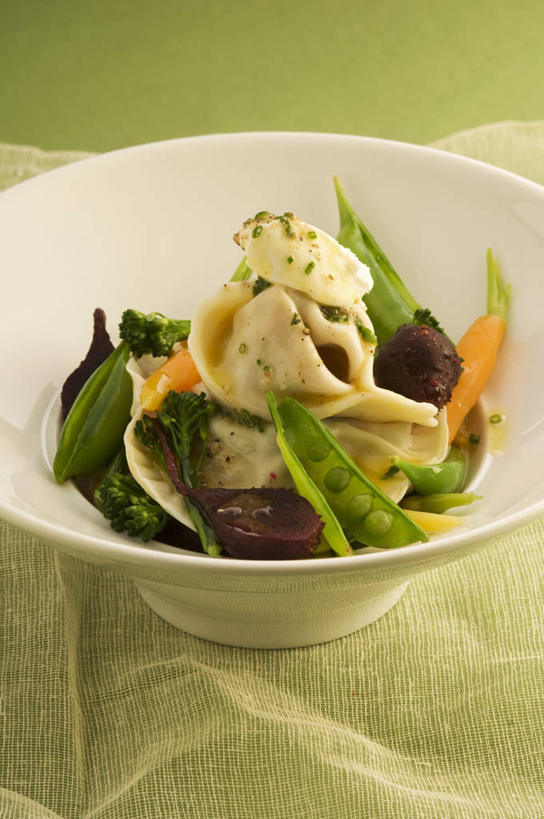 无人,竖图,俯视,室内,特写,白天,植物,餐桌,桌子,萝卜,胡萝卜,蔬菜,一排,许多,阴影,新鲜,整齐,反射,影子,陶瓷,豆类,豆子,豌豆,食品,西葫芦,陶瓷制品,荷兰豆,食物,排列,一个,白色,容器,碗,橙色,白瓜,摄影,有机食品,绿色食品,影棚,单个,餐台,储藏,储存,队列,雪豆,豆科,寒豆,毕豆,麻累,国豆,小寒豆,麦豌豆,茭瓜,红萝卜,甘荀,彩图,高角度拍摄,影棚拍摄,拍摄,贮存