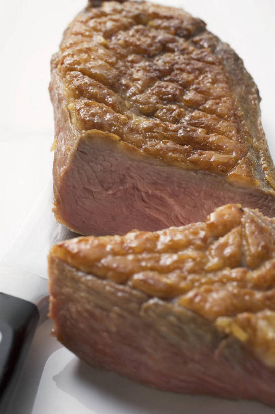 无人,竖图,俯视,室内,特写,白天,白色背景,烹饪,西餐,餐桌,桌子,两块,切开,阴影,反射,影子,肉,牛排,牛肉,料理,食品,菜肴,美食,肉类,食物,切,西式,摄影,佳肴,影棚,餐台,剖面,肉食,切面,彩图,高角度拍摄,影棚拍摄,拍摄