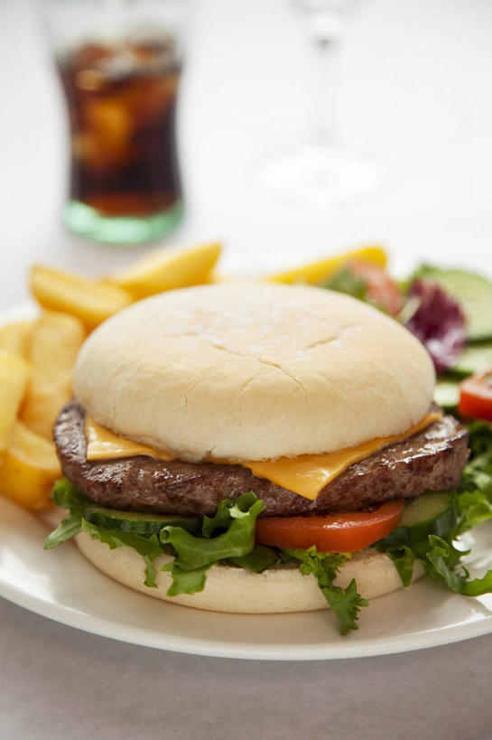 点心,面包,奶酪,无人,竖图,俯视,室内,特写,白天,白色背景,烹饪,西餐,餐桌,桌子,蔬菜,西红柿,杯子,餐具,阴影,朦胧,模糊,新鲜,反射,碟子,盘,影子,肉,干酪,汉堡,牛肉,起司,料理,食品,面点,饮品,芝士,一杯,营养,薯条,菜肴,美食,肉类,可乐,玻璃制品,食物,糕点,饮料,一个,盘子,水杯,碟,快餐,乳酪,西式,摄影,佳肴,有机食品,绿色食品,影棚,单个,餐台,乳制品,可口,发酵,肉食,西式快餐,垃圾食品,适口,玻璃杯,番茄,彩图,高角度拍摄,影棚拍摄,拍摄