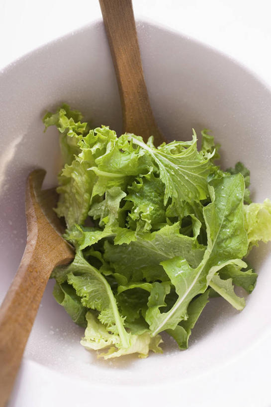 无人,竖图,俯视,室内,特写,白天,白色背景,餐桌,桌子,蔬菜,一堆,许多,阴影,堆叠,堆积,新鲜,反射,木制,叉子,影子,陶瓷,食品,陶瓷制品,食物,一个,白色,木制品,容器,碗,摄影,有机食品,绿色食品,影棚,单个,餐台,储藏,堆,储存,芝麻菜,德国芥菜,火箭生莱,芸芥,芝麻叶,紫花南芥,彩图,高角度拍摄,影棚拍摄,拍摄,贮存