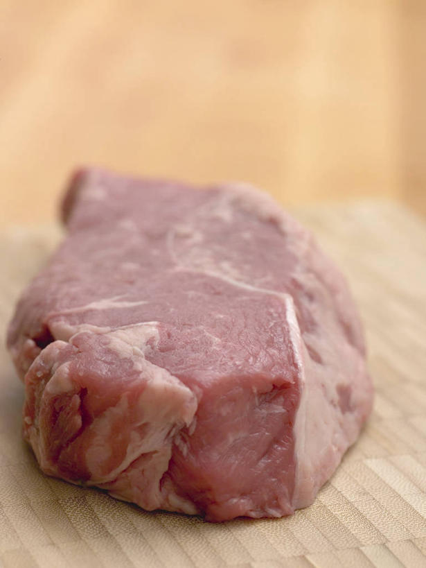 无人,竖图,俯视,室内,特写,白天,餐桌,桌子,一块,阴影,朦胧,模糊,新鲜,反射,影子,肉,生食,牛肉,肉类,红色,摄影,影棚,餐台,肉食,彩图,高角度拍摄,影棚拍摄,拍摄