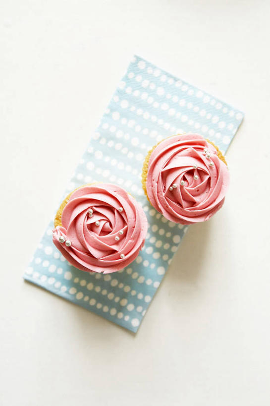 无人,竖图,俯视,室内,特写,白天,白色背景,爱情,幸福,纯洁,热情,玫瑰,草莓,浆果,水果,阴影,新鲜,盛开,反射,影子,生食,食品,果实,玫瑰花,浪漫,花蕾,花,花瓣,花朵,鲜花,食物,餐巾,花苞,花蕊,温暖,温馨,恩爱,摄影,有机食品,绿色食品,影棚,和睦,感动,尊敬,保洁方巾,口布,天真,刺玫花,徘徊花,洋莓,水果皇后,红莓,地莓,彩图,高角度拍摄,影棚拍摄,拍摄,融洽