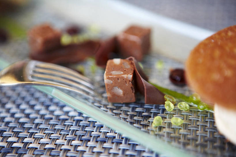 无人,横图,俯视,室内,特写,白天,桌面,桌子,餐具,玻璃,一把,阴影,朦胧,模糊,反射,木制,布料,叉子,碟子,盘,影子,食品,糖,糖果,甜点,甜品,布纹,玻璃制品,桌布,食物,盘子,餐巾,木制品,碟,台布,甜食,巧克力,朱古力,餐叉,进餐用具,彩图,高角度拍摄