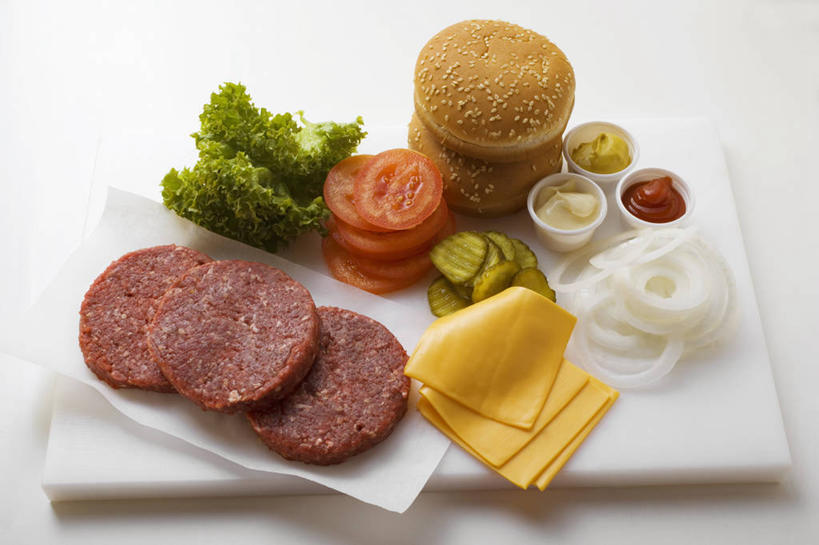 点心,面包,奶酪,无人,横图,俯视,室内,特写,白天,白色背景,烹饪,西餐,餐桌,桌子,蔬菜,西红柿,餐具,阴影,新鲜,反射,碟子,盘,影子,陶瓷,生菜,莴苣,调料,酱料,酱汁,肉,佐料,干酪,汉堡,牛肉,起司,料理,食品,面点,陶瓷制品,调味品,芝士,营养,调味料,酱,菜肴,美食,肉类,食物,糕点,三个,盘子,餐巾,容器,碟,碗,快餐,乳酪,西式,摄影,佳肴,有机食品,绿色食品,影棚,餐台,储藏,乳制品,储存,发酵,肉食,西式快餐,垃圾食品,春菜,鹅仔菜,莴仔菜,千金菜,叶用莴苣,保洁方巾,口布,番茄,彩图,高角度拍摄,影棚拍摄,拍摄,贮存