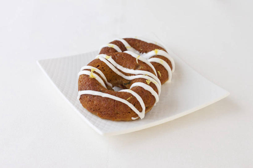 点心,面包,无人,横图,俯视,室内,特写,白天,白色背景,植物,餐具,阴影,反射,碟子,盘,影子,调料,香料,食品,糖,面点,草药,调味品,调味料,中药,食物,糕点,盘子,碟,香草,甜甜圈,摄影,影棚,罗勒,紫苏,药材,中草药,九层塔,圣约瑟夫草,甜罗勒,兰香,中药材,本草,多纳滋面包,唐纳滋,面包圈,彩图,高角度拍摄,影棚拍摄,拍摄