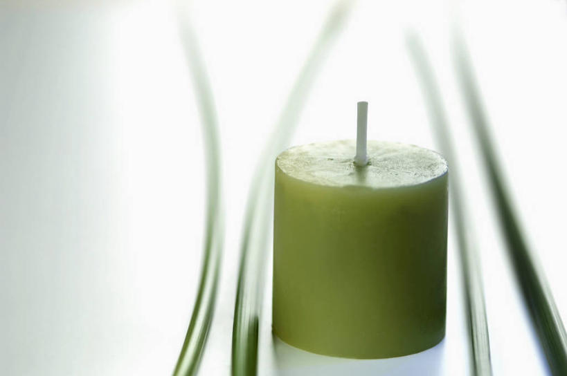 无人,横图,俯视,室内,特写,白天,白色背景,餐桌,桌子,蜡烛,阴影,朦胧,模糊,反射,光线,火焰,影子,烛光,燃烧,一个,绿色,点燃,摄影,影棚,单个,餐台,彩图,高角度拍摄,影棚拍摄,拍摄