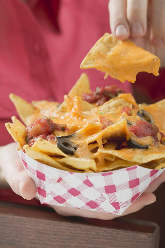 奶酪,西方人,手,一个人,捧,竖图,室内,特写,白天,正面,烹饪,西餐,欧洲,欧洲人,双手,仅一个年轻女性,仅一个女性,仅一个人,握,阴影,服装,朦胧,模糊,反射,方格,格子,影子,干酪,起司,料理,食品,芝士,营养,拿,拿着,休闲装,菜肴,美食,食物,衣服,红色,餐巾,休闲,手部,休闲服,乳酪,西式,握着,服饰,佳肴,乳制品,发酵,保洁方巾,口布,年轻女性,女人,女性,白种人,端,端着,捧着,手捧,半身,彩图