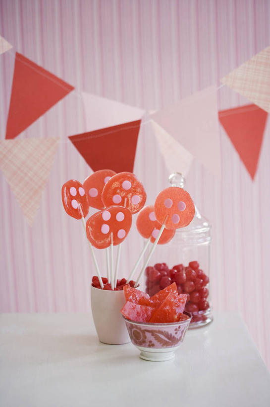 无人,竖图,室内,白天,正面,壁纸,餐桌,桌子,杯子,旗帜,玻璃,情人节,吊挂,悬挂,阴影,节日,朦胧,模糊,庆祝,反射,棒棒糖,影子,陶瓷,墙,食品,糖,糖果,甜点,甜品,陶瓷制品,挂,文化,旗子,墙壁,墙面,玻璃制品,食物,粉色,红色,马克杯,容器,水杯,碗,甜食,庆典,餐台,纪念,储藏,储存,旌旗,旗号,墙纸,彩图,贮存