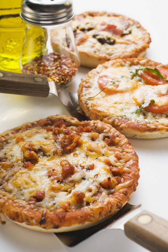 奶酪,无人,竖图,俯视,室内,特写,白天,白色背景,烹饪,西餐,餐桌,桌子,蔬菜,西红柿,金属制品,阴影,新鲜,反射,金属,工具,罐子,影子,食用油,油,干酪,橄榄油,起司,料理,食品,披萨,匹萨,刀具,芝士,营养,菜肴,美食,玻璃制品,食物,三个,玻璃瓶,瓶子,刀,快餐,乳酪,西式,摄影,佳肴,有机食品,绿色食品,影棚,餐台,乳制品,比萨,菜刀,发酵,西式快餐,垃圾食品,植物油,意大利薄饼,切菜刀,番茄,彩图,高角度拍摄,影棚拍摄,拍摄