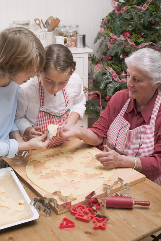 点心,儿童,老年人,三个人,家庭,祖母,站,坐,说,竖图,俯视,室内,白天,讨论,纯洁,植物,餐桌,厨房,桌子,圣诞节,握,阴影,服装,节日,庆祝,反射,粉末,围裙,影子,墙,面粉,食品,圣诞树,案板,曲奇,拿,粮食,拿着,注视,休闲装,文化,墙壁,墙面,砧板,树,树木,食物,小孩,衣服,绿色,白色,自然,饼干,零食,低头,观察,看,站着,庆典,休闲,温暖,温馨,一家人,休闲服,粉,可爱,童年,童趣,握着,服饰,生长,奶奶,成长,餐台,观看,纪念,祖孙,农产品,和睦,察看,关注,曲奇饼,童真,曲奇饼干,烂漫,无邪,原材料,外婆,外孙女,外祖母,外孙,外孙子,粉状,交流,天真,老年女性,男孩,男人,男性,女孩,女人,女性,孩子,孙女,孙子,沟通,讲话,交谈,商讨,说话,谈话,站立,坐着,半身,彩图,高角度拍摄,灶间,融洽,男生,女生