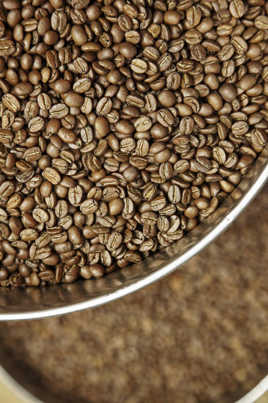 咖啡,无人,竖图,俯视,室内,特写,白天,植物,餐桌,桌子,豆,玻璃,一堆,许多,阴影,堆叠,堆积,朦胧,模糊,反射,影子,豆类,豆子,玻璃制品,一个,玻璃瓶,瓶子,咖啡豆,单个,餐台,堆,广口瓶,豆科,咖啡因,彩图,高角度拍摄