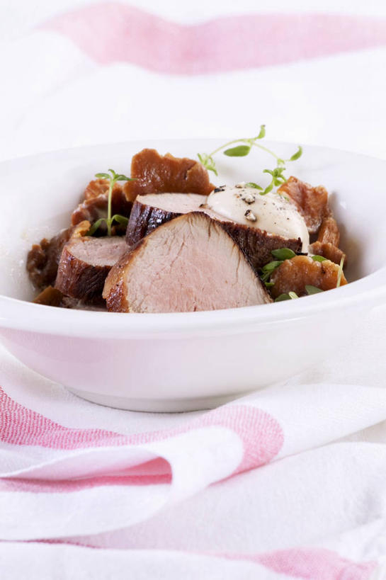 无人,竖图,俯视,室内,特写,白天,餐桌,桌子,蔬菜,切开,阴影,条纹,朦胧,模糊,新鲜,反射,影子,陶瓷,菌菇,食品,陶瓷制品,菌类,食物,一个,粉色,餐巾,容器,碗,切,食用菌,有机食品,绿色食品,单个,餐台,储藏,储存,剖面,切面,鸡油菌,杏黄菌,杏菌,保洁方巾,口布,彩图,高角度拍摄,贮存