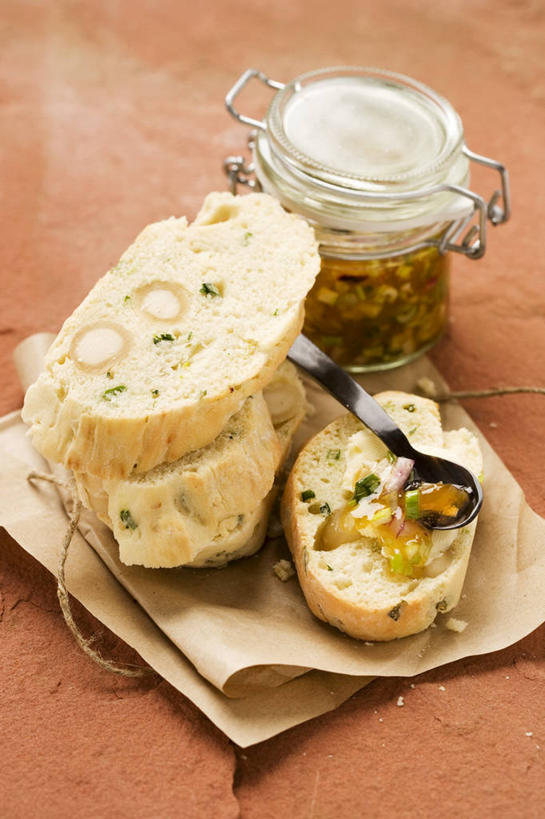 点心,面包,无人,竖图,俯视,室内,特写,白天,餐桌,桌子,玻璃,阴影,棕色背景,反射,包装,包装纸,影子,纸,调料,酱料,酱汁,佐料,食品,面点,纸张,调味品,调味料,酱,玻璃制品,食物,糕点,玻璃瓶,瓶子,摄影,影棚,餐台,包装材料,牛皮纸,广口瓶,彩图,高角度拍摄,影棚拍摄,拍摄