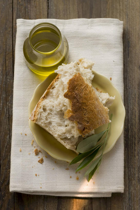 点心,面包,无人,竖图,俯视,室内,特写,白天,餐桌,桌子,蔬菜,阴影,朦胧,模糊,新鲜,反射,罐子,影子,食用油,油,橄榄油,食品,面点,玻璃制品,食物,糕点,玻璃瓶,餐巾,瓶子,有机食品,绿色食品,餐台,植物油,保洁方巾,口布,彩图,高角度拍摄