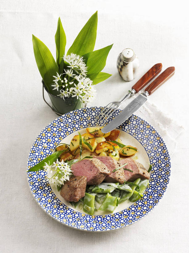 无人,竖图,俯视,室内,特写,白天,白色背景,烹饪,西餐,植物,餐桌,桌子,豆,蔬菜,餐具,阴影,新鲜,盛开,反射,碟子,工具,罐子,盘,影子,豆类,豆子,调料,肉,盐,料理,食品,刀具,调味品,调味料,花蕾,菜肴,美食,肉类,食盐,玻璃制品,花,花瓣,花朵,鲜花,食物,盘子,玻璃瓶,瓶子,碟,刀,花苞,花蕊,西式,摄影,佳肴,有机食品,绿色食品,影棚,餐台,餐刀,肉食,豆科,青大豆,青豆,彩图,高角度拍摄,影棚拍摄,拍摄