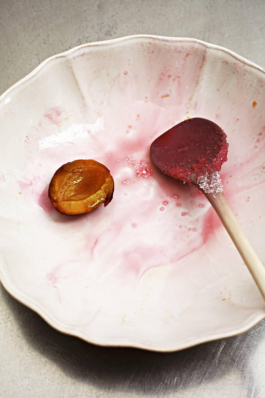 无人,竖图,俯视,室内,特写,白天,餐桌,桌子,李子,餐具,水果,一把,阴影,灰色背景,新鲜,反射,碟子,盘,影子,勺子,生食,食品,果实,食物,两个,一个,盘子,调羹,碟,汤匙,摄影,有机食品,绿色食品,影棚,单个,餐台,红李,鸡血李,杏李,彩图,高角度拍摄,影棚拍摄,拍摄