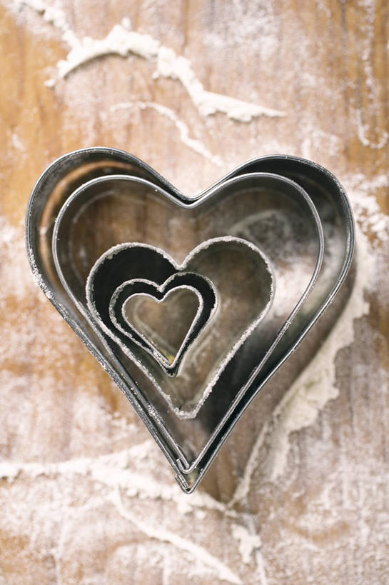 无人,竖图,俯视,室内,特写,白天,爱情,烹饪,餐桌,桌子,厨具,金属制品,许多,阴影,爱心,环绕,围绕,反射,金属,粉末,影子,面粉,浪漫,粮食,环抱,温暖,温馨,心形,粉,恩爱,餐台,模具,农产品,和睦,烹饪用具,原材料,粉状,萦绕,心型,烹调用具,烹调,彩图,高角度拍摄,融洽