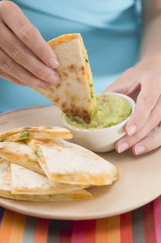 西方人,手,一个人,站,竖图,俯视,室内,特写,白天,烹饪,西餐,餐桌,桌子,蔬菜,餐具,欧洲,欧洲人,双手,仅一个年轻女性,仅一个女性,仅一个人,握,阴影,条纹,服装,朦胧,模糊,新鲜,反射,布料,碟子,盘,影子,陶瓷,料理,食品,陶瓷制品,拿,布纹,拿着,休闲装,菜肴,美食,桌布,食物,衣服,蓝色,盘子,餐巾,容器,碟,台布,碗,酪梨,站着,休闲,手部,休闲服,鳄梨,西式,握着,服饰,佳肴,有机食品,绿色食品,餐台,储藏,油梨,储存,玉米饼,樟梨,年轻女性,女人,女性,白种人,牛油果,站立,半身,彩图,高角度拍摄,贮存