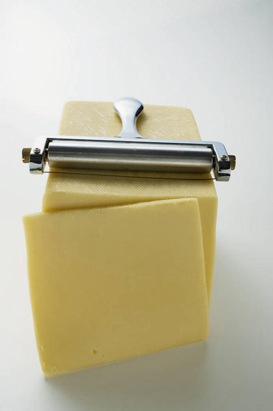 奶酪,无人,竖图,俯视,室内,特写,白天,白色背景,桌面,桌子,连接,切开,阴影,组合,弯曲,反射,木制,工具,钳子,影子,干酪,起司,芝士,营养,加工,黄色,木制品,切,乳酪,摄影,影棚,老虎钳,链接,固定,五金,乳制品,紧固,拼接,剪断,拼凑,发酵,剖面,扭转,切面,拼合,凑集,聚合,撮合,链结,牢固,夹持,彩图,高角度拍摄,影棚拍摄,拍摄