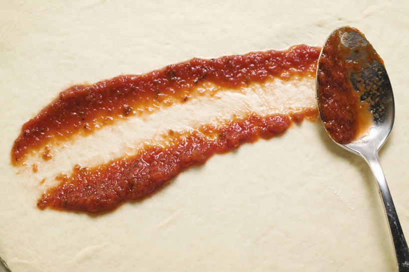 无人,横图,俯视,室内,特写,白天,烹饪,西餐,桌面,桌子,蔬菜,西红柿,金属制品,阴影,新鲜,反射,金属,木制,影子,勺子,调料,酱料,酱汁,茄汁,佐料,料理,食品,披萨,匹萨,调味品,调味料,番茄酱,酱,菜肴,美食,食物,一个,木制品,调羹,汤匙,快餐,西式,佳肴,有机食品,绿色食品,单个,比萨,西式快餐,垃圾食品,意大利薄饼,番茄,彩图,高角度拍摄