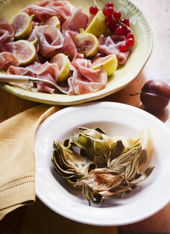 无人,竖图,俯视,室内,特写,白天,烹饪,西餐,桌面,桌子,蔬菜,餐具,阴影,新鲜,反射,木制,叉子,碟子,盘,影子,朝鲜蓟,肉,料理,食品,火腿,猪肉,菜肴,美食,肉类,食物,腌制,盘子,木制品,碟,洋蓟,西式,佳肴,有机食品,绿色食品,肉食,餐叉,豚肉,熏制,火肉,兰熏,猪腿,进餐用具,彩图,高角度拍摄,菜蓟,法国百合,球洋蓟,蔬菜之皇,洋百合