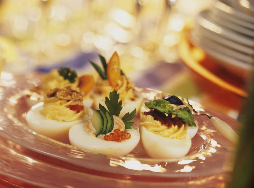 无人,横图,俯视,室内,特写,白天,烹饪,西餐,桌面,桌子,芹菜,蔬菜,餐具,一堆,许多,阴影,堆叠,堆积,朦胧,模糊,新鲜,反射,木制,碟子,盘,影子,蛋,鸡蛋,料理,食品,很多,菜肴,美食,食物,盘子,木制品,碟,西式,佳肴,有机食品,绿色食品,荷兰芹,欧芹,香芹,堆,法香,巴西利,洋香菜,洋芫荽,法国香菜,旱芹菜,番荽,卵,彩图,高角度拍摄