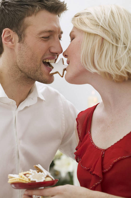 点心,西方人,两个人,站,笑,微笑,露齿笑,竖图,室内,白天,白色背景,正面,爱情,欧洲,圣诞节,欧洲人,咬,服装,节日,庆祝,装饰,陶瓷,星星,食品,陶瓷制品,曲奇,浪漫,注视,休闲装,文化,相视,食物,衣服,容器,碗,饼干,零食,观察,看,站着,庆典,休闲,温暖,温馨,星形,面对面,休闲服,恩爱,恋人,摄影,服饰,影棚,观看,纪念,储藏,对视,华丽,修饰,点缀,咬着,和睦,察看,互视,储存,关注,相对,五角形,曲奇饼,曲奇饼干,相看,衬托,美观,雅致,雅观,男人,男性,年轻男性,年轻女性,女人,女性,白种人,情侣,五角星,站立,半身,彩图,影棚拍摄,拍摄,伴侣,融洽,贮存