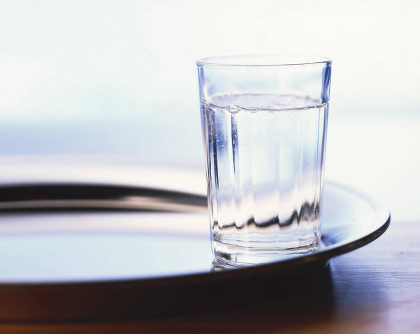 无人,横图,俯视,室内,特写,白天,水,桌面,桌子,杯子,餐具,阴影,朦胧,模糊,反射,木制,碟子,盘,液体,影子,饮用水,玻璃制品,一个,盘子,木制品,水杯,碟,矿泉水,单个,蒸馏水,玻璃杯,彩图,高角度拍摄