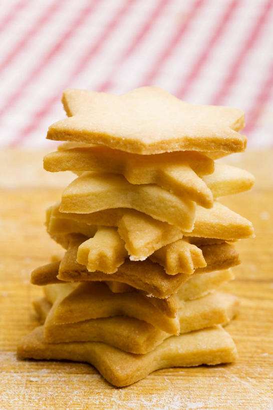 点心,无人,竖图,俯视,室内,特写,白天,桌面,桌子,圣诞节,一堆,许多,阴影,堆叠,堆积,节日,庆祝,装饰,反射,木制,布料,影子,星星,食品,案板,曲奇,很多,布纹,文化,砧板,桌布,食物,餐巾,木制品,台布,饼干,零食,庆典,星形,纪念,堆,华丽,修饰,点缀,五角形,曲奇饼,曲奇饼干,衬托,美观,雅致,雅观,五角星,彩图,高角度拍摄