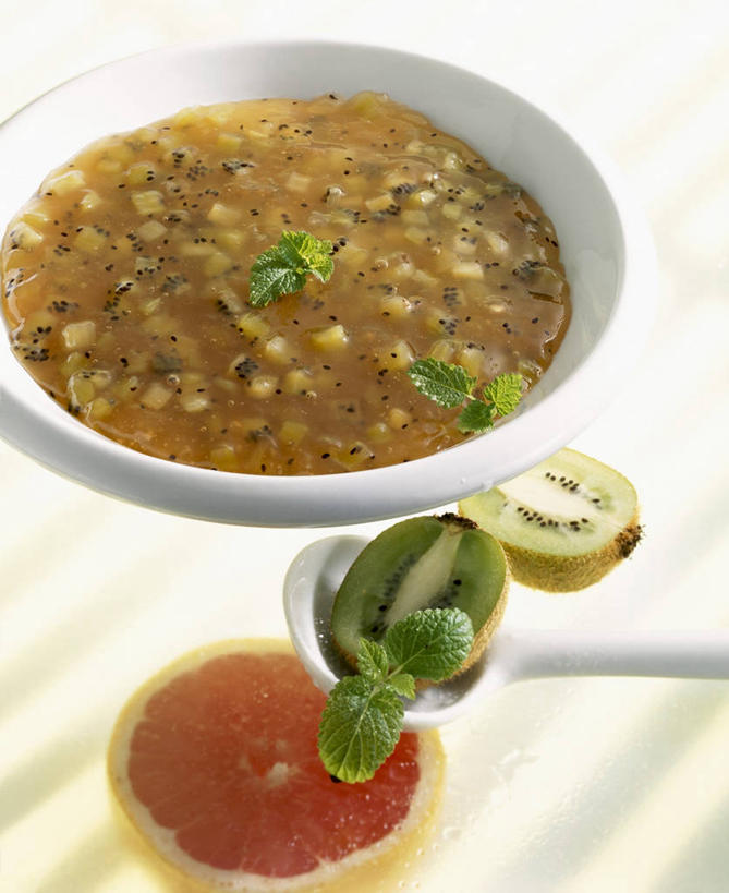 无人,竖图,俯视,室内,特写,白天,桌面,桌子,猕猴桃,水果,叶子,阴影,朦胧,模糊,新鲜,反射,木制,影子,勺子,陶瓷,生食,薄荷,食品,果实,绿叶,银丹草,陶瓷制品,葡萄柚,食物,一个,木制品,容器,调羹,汤匙,碗,西柚,嫩叶,有机食品,绿色食品,单个,储藏,储存,朱栾,斑叶凤梨薄荷,苹果薄荷,夜息香,叶,叶片,奇异果,猕猴梨,彩图,高角度拍摄,贮存