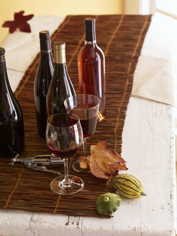 红酒,葡萄酒,无人,竖图,俯视,室内,特写,白天,桌面,桌子,杯子,叶子,阴影,反射,木制,高脚杯,影子,枯叶,落叶,红酒杯,酒类,红酒瓶,玻璃制品,酒,酒瓶,饮料,玻璃瓶,酒杯,木制品,瓶子,红葡萄酒,葡萄酒杯,葡萄酒瓶,叶,叶片,玻璃杯,彩图,高角度拍摄