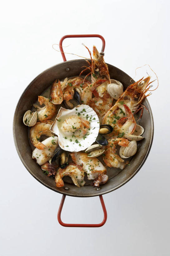 海鲜,无人,竖图,俯视,室内,特写,白天,白色背景,烹饪,桌面,桌子,蔬菜,贝壳,厨具,金属制品,一堆,许多,阴影,堆叠,堆积,新鲜,反射,金属,木制,锅子,影子,葱,青葱,虾,食品,很多,锅,水产,海洋生物,食物,一个,木制品,摄影,有机食品,绿色食品,影棚,单个,锅具,堆,水生动物,海产品,水生物,海底动物,烹饪用具,贝类外壳,海螺壳,软体动物外壳,烹调用具,烹调,彩图,高角度拍摄,影棚拍摄,拍摄