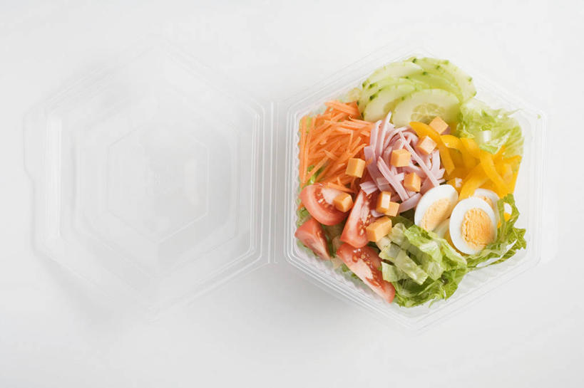 无人,横图,俯视,室内,特写,白天,白色背景,桌面,桌子,萝卜,胡萝卜,蔬菜,西红柿,阴影,新鲜,反射,木制,影子,塑料,生菜,莴苣,蛋,鸡蛋,肉,生食,蔬菜沙拉,沙拉,食品,色拉,火腿,猪肉,沙律,肉类,盒子,食物,腌制,一个,木制品,容器,塑料制品,摄影,有机食品,绿色食品,影棚,单个,色拉酱,储藏,储存,千岛酱,肉食,豚肉,春菜,鹅仔菜,莴仔菜,千金菜,卵,叶用莴苣,熏制,火肉,兰熏,猪腿,红萝卜,甘荀,番茄,彩图,高角度拍摄,影棚拍摄,拍摄,贮存