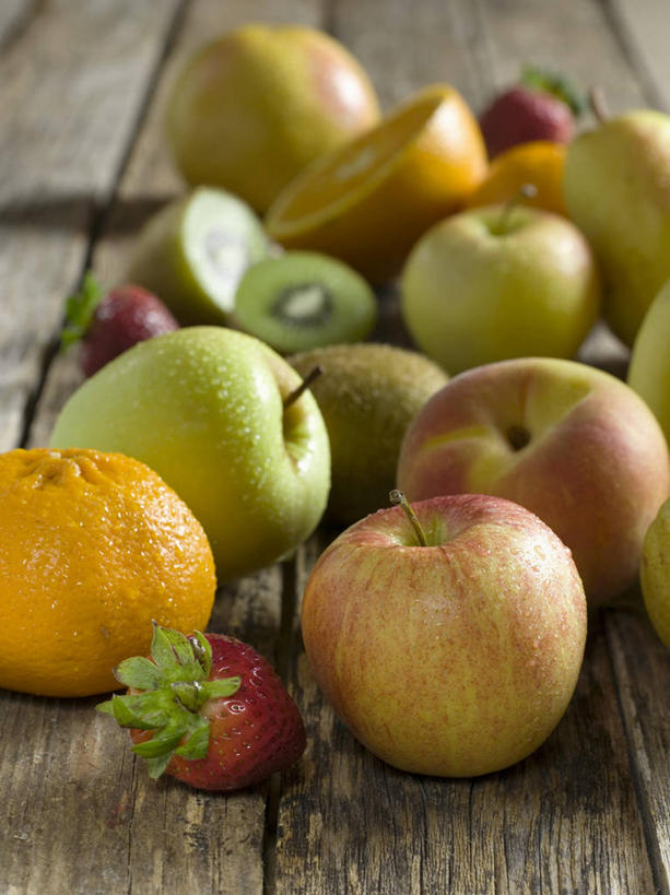 无人,竖图,俯视,室内,特写,白天,桌面,桌子,苹果,草莓,柑橘,浆果,猕猴桃,水果,一堆,许多,阴影,堆叠,堆积,朦胧,模糊,新鲜,反射,木制,影子,生食,食品,果实,很多,食物,木制品,有机食品,绿色食品,堆,洋莓,水果皇后,奇异果,猕猴梨,橘子,桔子,红莓,地莓,橙子,橙,彩图,高角度拍摄