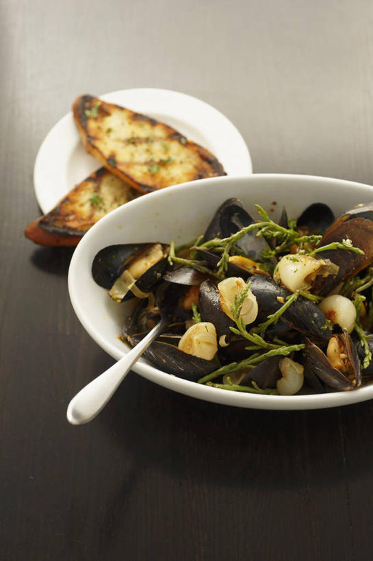 点心,海鲜,面包,无人,竖图,俯视,室内,特写,白天,桌面,桌子,蔬菜,贝壳,餐具,阴影,灰色背景,新鲜,反射,木制,碟子,盘,影子,陶瓷,食品,面点,陶瓷制品,水产,海洋生物,食物,糕点,一个,盘子,木制品,容器,碟,碗,海藻,摄影,有机食品,绿色食品,影棚,单个,储藏,海草,储存,水生动物,海产品,贻贝,水生物,海底动物,海虹,淡菜,壳菜,青口,彩图,高角度拍摄,影棚拍摄,拍摄,贮存