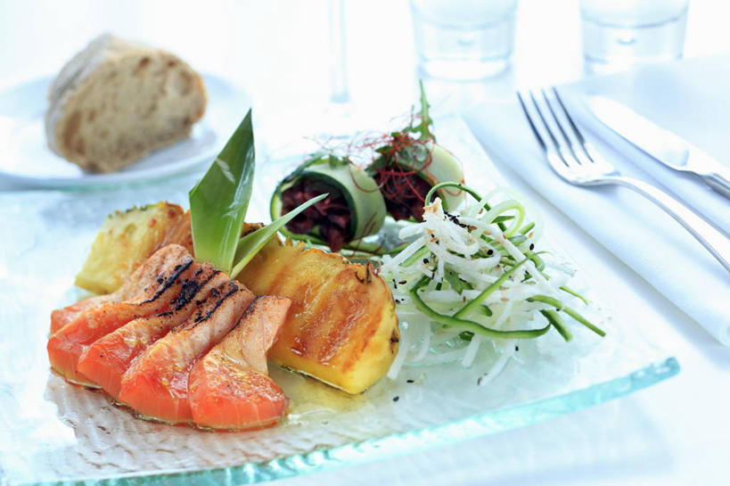 海鲜,无人,横图,俯视,室内,特写,白天,烹饪,西餐,水,植物,桌面,桌子,菠萝,杯子,餐具,水果,叶子,阴影,朦胧,模糊,新鲜,反射,木制,鱼,叉子,刀叉,刀子,碟子,盘,纹理,液体,影子,肉,生食,鱼肉,料理,食品,果实,绿叶,饮用水,水产,菜肴,美食,肉类,鱼类,海洋生物,玻璃制品,食物,绿色,盘子,木制品,水杯,碟,矿泉水,嫩叶,西式,佳肴,有机食品,绿色食品,水生动物,餐刀,海产品,水生物,肉食,蒸馏水,海底动物,餐叉,肌理,叶,叶片,叶脉,玻璃杯,进餐用具,凤梨,彩图,高角度拍摄