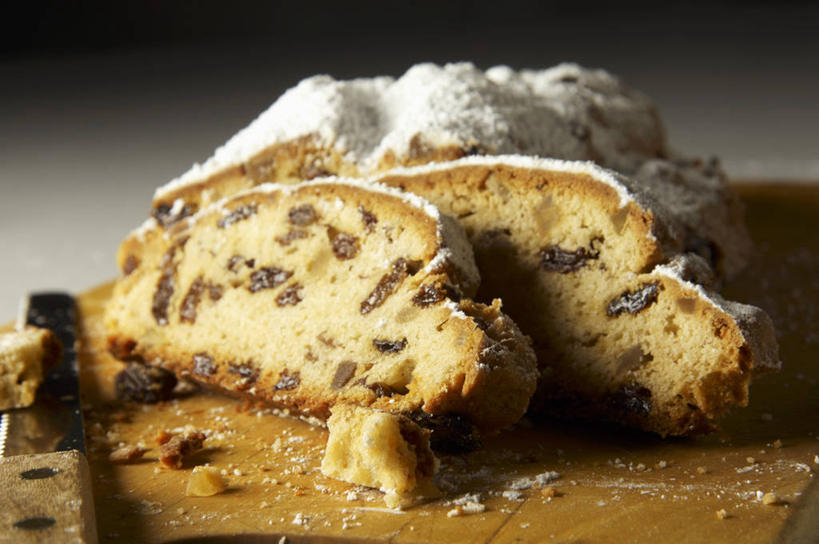 点心,面包,无人,横图,俯视,室内,特写,白天,桌面,桌子,葡萄,水果,圣诞节,阴影,黑色背景,节日,庆祝,新鲜,反射,木制,影子,生食,食品,面点,果实,案板,文化,砧板,食物,糕点,木制品,庆典,葡萄干,摄影,有机食品,绿色食品,影棚,纪念,乌珠木,山葫芦,蒲桃,草龙珠,彩图,高角度拍摄,影棚拍摄,拍摄