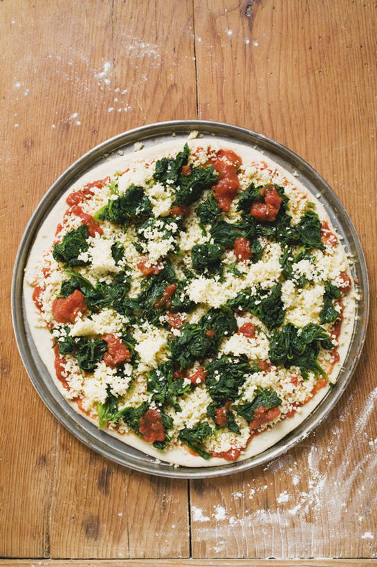 奶酪,无人,竖图,俯视,室内,特写,白天,烹饪,西餐,桌面,桌子,菠菜,蔬菜,西红柿,餐具,阴影,新鲜,反射,木制,碟子,盘,影子,干酪,起司,料理,食品,披萨,匹萨,芝士,营养,菜肴,美食,食物,一个,盘子,木制品,碟,快餐,乳酪,西式,佳肴,有机食品,绿色食品,单个,乳制品,比萨,发酵,西式快餐,垃圾食品,意大利薄饼,鹦鹉菜,鼠根菜,角菜,红嘴绿鹦哥,番茄,赤根菜,菠薐菜,波斯草,彩图,高角度拍摄