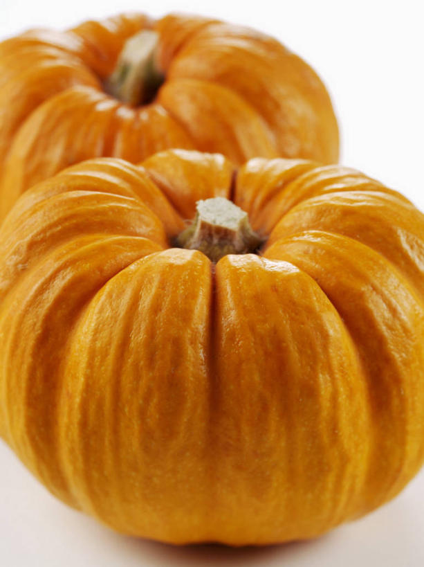 无人,竖图,俯视,室内,特写,白天,白色背景,桌面,桌子,南瓜,蔬菜,阴影,新鲜,反射,木制,影子,金瓜,食品,番瓜,食物,两个,木制品,橙色,摄影,有机食品,绿色食品,影棚,麦瓜,倭瓜,彩图,高角度拍摄,影棚拍摄,拍摄