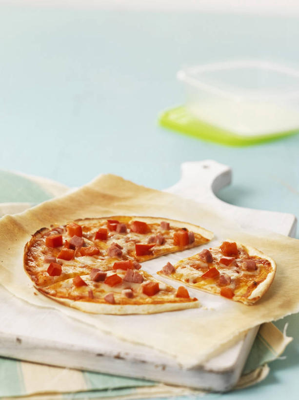 无人,竖图,俯视,室内,特写,白天,烹饪,西餐,餐桌,桌子,蔬菜,西红柿,一块,阴影,朦胧,模糊,新鲜,反射,影子,肉,料理,食品,披萨,匹萨,案板,火腿,猪肉,菜肴,美食,肉类,砧板,食物,腌制,快餐,西式,摄影,佳肴,有机食品,绿色食品,影棚,餐台,比萨,肉食,西式快餐,垃圾食品,意大利薄饼,豚肉,熏制,火肉,兰熏,猪腿,番茄,彩图,高角度拍摄,影棚拍摄,拍摄