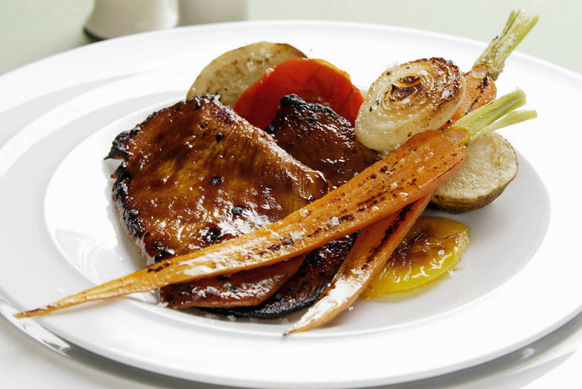 无人,横图,俯视,室内,特写,白天,烹饪,西餐,餐桌,桌子,萝卜,胡萝卜,蔬菜,洋葱,餐具,阴影,新鲜,反射,碟子,盘,影子,鸡肉,肉,料理,食品,火鸡,菜肴,美食,肉类,食物,一个,白色,盘子,碟,西式,摄影,佳肴,有机食品,绿色食品,影棚,单个,餐台,玉葱,肉食,圆葱,洋葱头,球葱,红萝卜,甘荀,葱头,彩图,高角度拍摄,影棚拍摄,拍摄