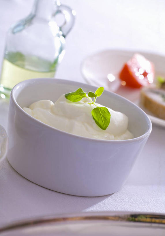 点心,无人,竖图,俯视,室内,特写,白天,白色背景,植物,餐桌,桌子,叶子,阴影,朦胧,模糊,反射,布料,壶,影子,陶瓷,食用油,香料,油,橄榄油,食品,甜点,甜品,绿叶,草药,陶瓷制品,布纹,中药,水壶,桌布,食物,糕点,白色,餐巾,茶壶,容器,台布,碗,甜食,奶油,香草,嫩叶,摄影,影棚,餐台,储藏,罗勒,乳制品,储存,紫苏,药材,中草药,植物油,九层塔,圣约瑟夫草,甜罗勒,兰香,中药材,本草,激凌,克林姆,淇淋,叶,叶片,彩图,高角度拍摄,影棚拍摄,拍摄,贮存