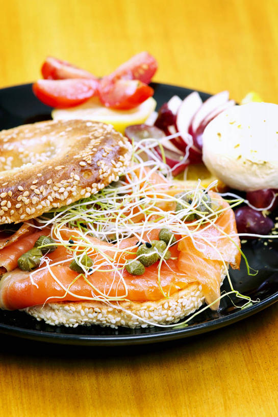 点心,面包,三文鱼,无人,竖图,俯视,室内,特写,白天,烹饪,西餐,植物,餐桌,桌子,鲑鱼,餐具,水果,阴影,反射,碟子,盘,影子,调味,肉,香料,鱼肉,芝麻,佐料,料理,食品,面点,草药,菜肴,美食,肉类,中药,食物,糕点,一个,黑色,盘子,碟,西式,摄影,佳肴,影棚,单个,餐台,大马哈鱼,配料,药材,中草药,肉食,马槟榔,中药材,本草,撒蒙鱼,萨门鱼,冰海之皇,鲑,马金囊,水槟榔,紫槟榔,马金南,山槟榔,太极子,屈头鸡,脂麻,胡麻,白麻,巨胜子,作料,马哈鱼,麻哈鱼,大麻哈鱼,油麻,彩图,高角度拍摄,影棚拍摄,拍摄