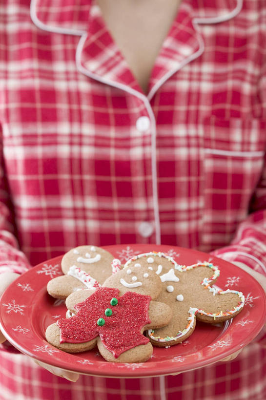 点心,西方人,手,一个人,站,捧,竖图,俯视,室内,特写,白天,餐具,欧洲,圣诞节,欧洲人,双手,仅一个年轻女性,仅一个女性,仅一个人,阴影,睡衣,节日,庆祝,人形,反射,碟子,盘,影子,食品,甜点,文化,食物,糕点,三个,一个,红色,白色,盘子,碟,饼干,甜食,零食,站着,庆典,手部,单个,纪念,酥饼,姜饼,姜饼人,装饰饼干,寝衣,年轻女性,女人,女性,白种人,端,端着,捧着,手捧,站立,半身,彩图,高角度拍摄